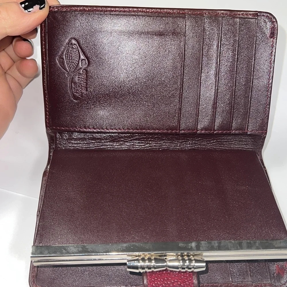 Genuine Stingray Bifold Snap with Kisslock Change Compartment Wallet